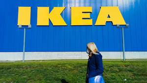 戴口罩的人走過IKEA商店標誌 — 瑞典 壁紙