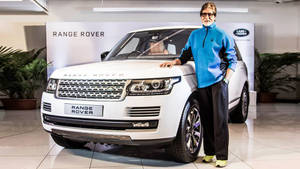 身穿藍色外套的男子在展示間與白色Range Rover合影。 — 高清汽車 壁紙