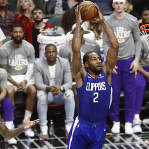 籃球運動員在比賽中身穿藍色快艇隊球衣跳投。 — 克洛伊·卡戴珊 壁紙