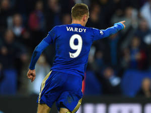 足球員Vardy 9號在夜晚指向球迷 — 慶祝 壁紙