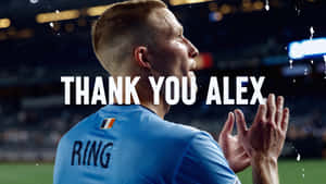 足球運動員在雨中於體育場鼓掌，背景有「THANK YOU ALEX」字樣。 — 足球員 壁紙