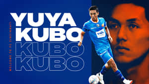 足球運動員Yuya Kubo身穿藍色球衣運球，附有'Welcome to FC Cincinnati'文字。 — 日式 壁紙