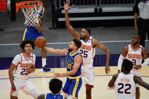 籃球運動員在職業比賽中爭奪投籃機會。 — 鳳凰城太陽隊 壁紙