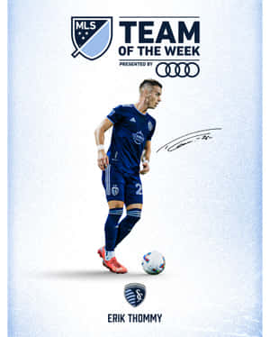 足球運動員 Erik Thommy 身穿藍色球衣，帶有 MLS Team of the Week 品牌標識運球。 — 第七班 壁紙