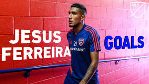 足球運動員 Jesus Ferreira 身穿藍色球衣站在紅磚牆前，帶有進球字樣。 — 運動 壁紙