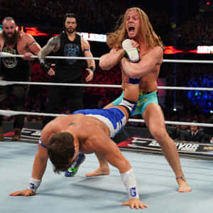 摔角手在 Survivor Series 比賽中，背景有觀眾，正在進行動作。 — 摔角 壁紙