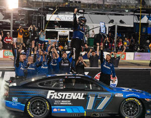 NASCAR車手和團隊在夜間賽車上慶祝勝利。 — 極限運動 壁紙