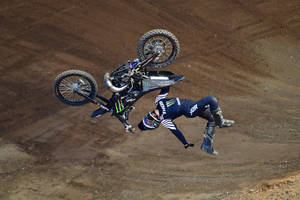 越野摩托車手在半空中表演翻轉特技。 — X Games 壁紙
