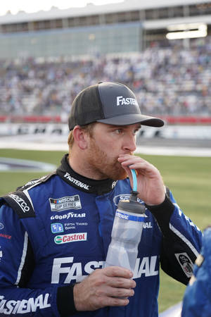 NASCAR車手在賽事期間在賽道上喝水。 — 運動 壁紙