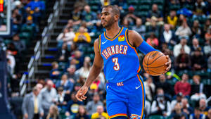 身穿藍色雷霆球衣的籃球運動員在比賽中運球。 — NBA 壁紙