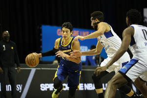 籃球運動員在NBA比賽中運球，同時被兩名對手防守。 — 林書豪 壁紙