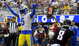 NFL美式足球運動員在體育場人群中慶祝達陣 — 洛杉磯公羊隊 壁紙