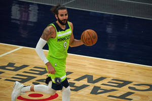 職業籃球運動員在比賽中身穿螢光綠色球衣運球。 — 手球 壁紙