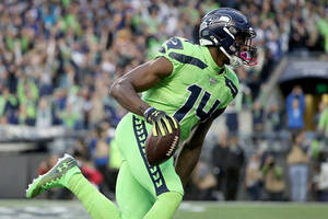 西雅圖海鷹隊球員在比賽中持球奔跑 — Dk Metcalf 壁紙