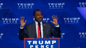 身穿西裝、打紅色領帶的男子在川普·彭斯競選活動中做手勢。 — 工作 壁紙