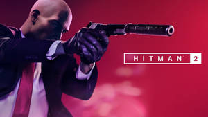 《Hitman 2》刺客在紅色燈光場景中瞄準帶消音器的手槍 — 刺客教條 壁紙