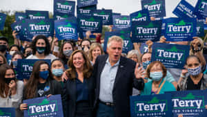 政治候選人Terry在維吉尼亞州的競選集會上，與舉著標語的支持者在一起。 — 政治 壁紙
