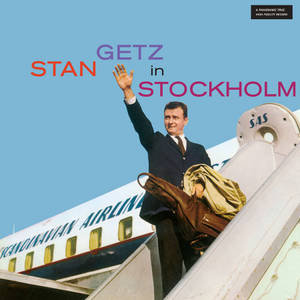 身穿西裝的男子從飛機樓梯上揮手，帶有'Stan Getz in Stockholm'文字。 — 音樂 壁紙