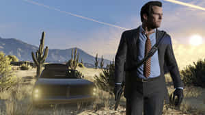 身穿西裝的男子在日落時分的沙漠中沿著老爺車行走。 — GTA 5 動圖 壁紙