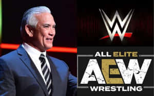 WWE和AEW摔角標誌顯示在一位微笑的西裝男子旁邊。 — 摔角 壁紙