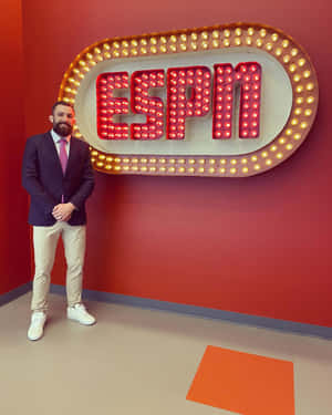 男子身穿西裝在室內ESPN燈牌前擺姿勢。 — 運動 壁紙