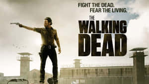 男人向監獄瞄準槍，標題Walking Dead — 陰屍路 GIF 壁紙