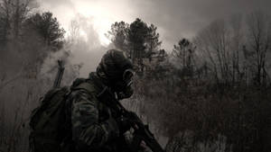身穿迷彩服和防毒面具的士兵在煙霧瀰漫的森林中移動。 — 軍事動圖 壁紙