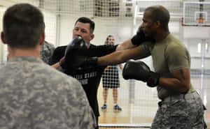 士兵在健身房與教練練習拳擊出拳。 — 終極格鬥冠軍賽 壁紙