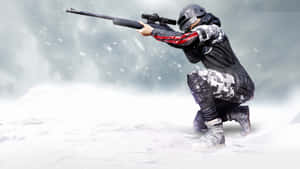 身穿冬季迷彩的士兵蹲在雪中發射狙擊步槍。 — 電玩遊戲 GIF 壁紙