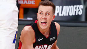 籃球運動員在季後賽中身穿邁阿密熱火球衣大笑。 — 高清籃球 壁紙