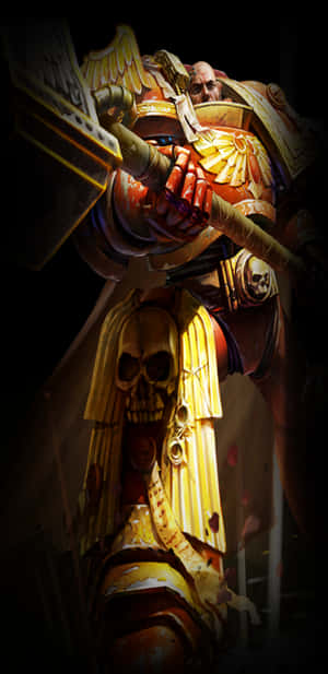 一名身穿金色和紅色盔甲的科幻戰士，手持大型武器。 — 電玩遊戲 GIF 壁紙
