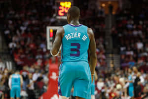 籃球運動員Rozier III身穿青綠色球衣在比賽中站在球場上。 — 籃球 壁紙