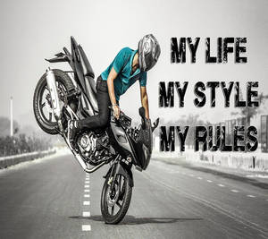 摩托車手在黑色摩托車上表演前輪離地，文字為 my life my style my rules。 — 改裝摩托車 壁紙