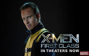 演員身穿X-Men：第一戰服裝，深色背景上有電影標題文字。 — 萬磁王 壁紙