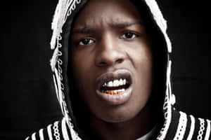 身穿黑白連帽衫的年輕男子，表情激烈地展示金牙。 — ASAP Rocky 壁紙
