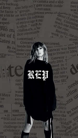 身穿黑色毛衣帶有「REP」文字的女性，背景為報紙。 — 泰勒絲 壁紙