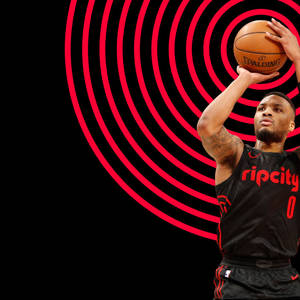 身穿黑色 Rip City 球衣的籃球運動員，在紅色圓形背景下投擲 Spalding 籃球。 — 酷籃球 壁紙