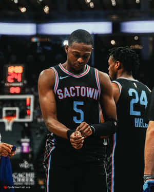 身穿Sactown球衣的籃球運動員在球場上調整護腕。 — 金州勇士 壁紙