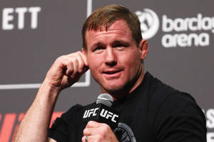 UFC拳手在記者會上拿著麥克風 — 運動 壁紙