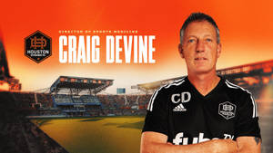 休士頓迪納摩FC的運動醫學總監Craig Devine站在日落時分的足球場前。 — 運動 壁紙