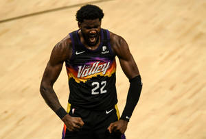 身穿Suns球衣的籃球運動員在球場上咆哮 — 鳳凰城太陽隊 壁紙