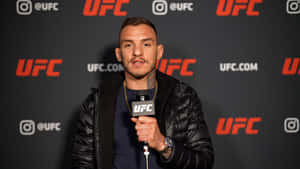 UFC拳手在記者會上對著麥克風發言。 — 運動 壁紙
