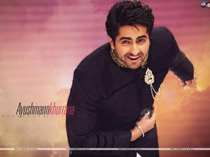 演員Ayushmann Khurrana身穿黑色服裝、佩戴金色珠寶，對著鏡頭微笑。 — 安努舒卡·夏尔马 壁紙