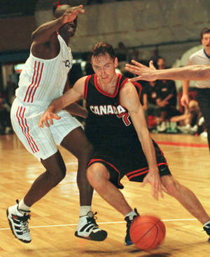 黑色球衣籃球運動員在場上運球時被防守 — 運動 壁紙