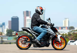 黑色裝備的摩托車騎士在都市觀景點騎乘白色KTM，橙色輪圈。 — 城市 壁紙