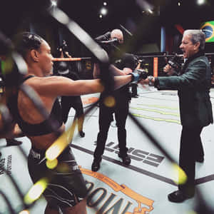 女戰士在現場活動中於八角籠內拳擊UFC評論員。 — 運動 壁紙