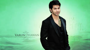 身穿黑色西裝的男子擺姿勢，顯示名字 Varun Dhawan。 — 瓦伦·达万 壁紙