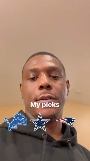 身穿黑色連帽衫的男子，帶有NFL球隊標誌和文字疊加。 — NFL 美式足球 壁紙