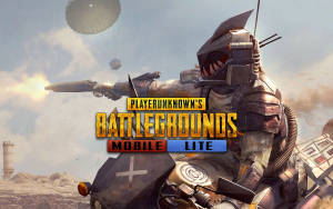 摩托車上的士兵在沙漠戰場上發射霰彈槍，降落傘正在下降。 — Pubg 標誌 壁紙
