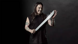 在黑暗攝影棚中手持大劍的刺青男子。 — 忍者 要塞英雄 壁紙